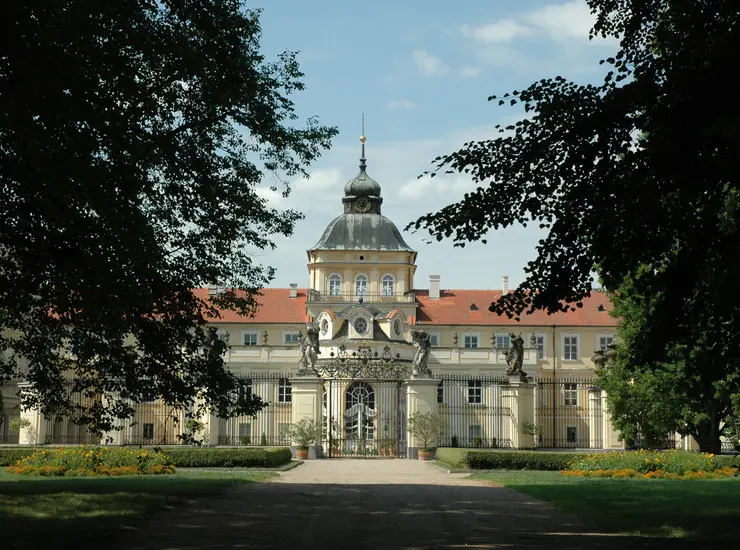Pohled z parku osovou alejí k zámku Hořovice