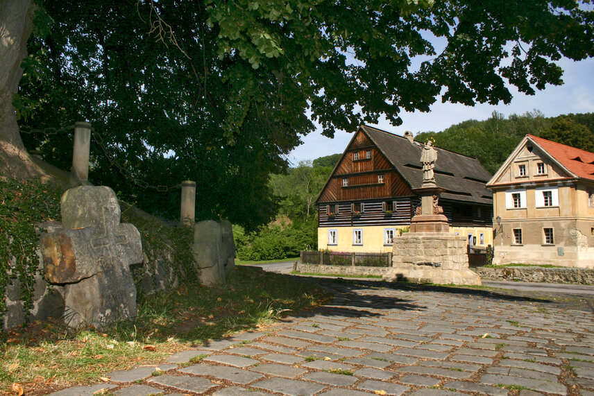Roubenka č.p.61, pohled přes smírčí kříže Roubenka č.p.61, pohled přes smírčí kříže