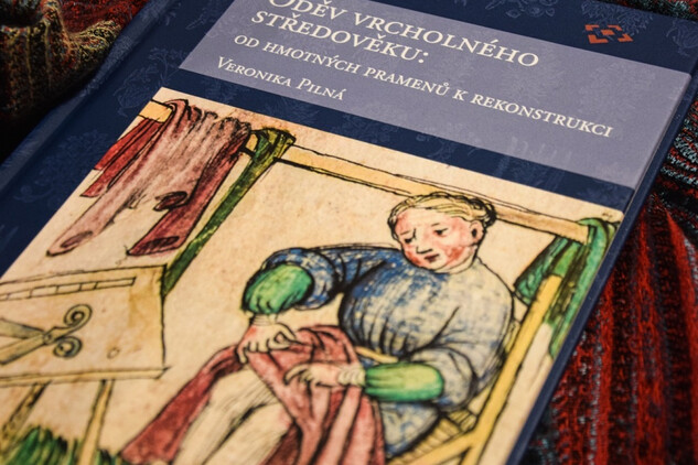 Oděv vrcholného středověku: Od hmotných pramenů k rekonstrukci