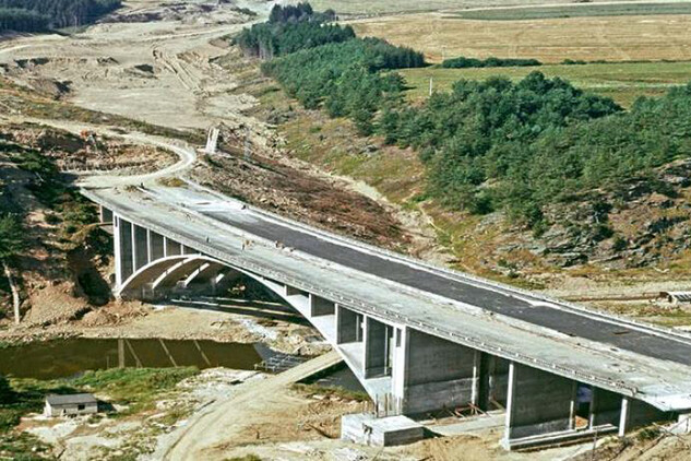 Vojslavický most, letecký pohled na stavbu dálnice v září 1973 před zahájením výstavby nového vyššího mostu