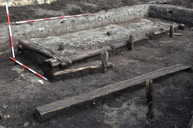 Detail obytné stvaby s původní hliněnou podlahou, 2. pol. 12. století, Třebíč, Karlovo náměstí
