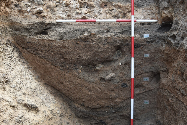 Řez částí příkopu na jižní straně kostela sv. Martina, Třebíč, Martinské náměstí