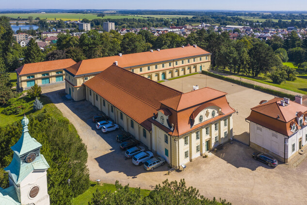 Karlova Koruna, celkový pohled, konírna, jízdárna, kočárovna