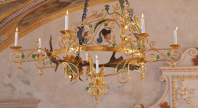 Detail lustru ve vstupním sále zámku Kratochvíle Detail lustru ve vstupním sále zámku Kratochvíle