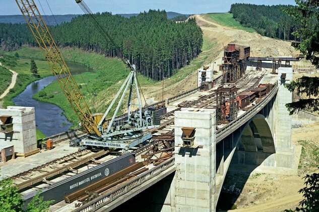 Vojslavický most, počátky výstavby horního mostu, červen 1976 | © 6.	Počátky výstavby horního mostu, červen 1976, zdroj: JANDA, Tomáš. Most pod mostem aneb dálniční most přes řeku Želivku u Píště. Beton – Technologie, Konstrukce, Sanace, č. 4/2018, s. 67–71.
