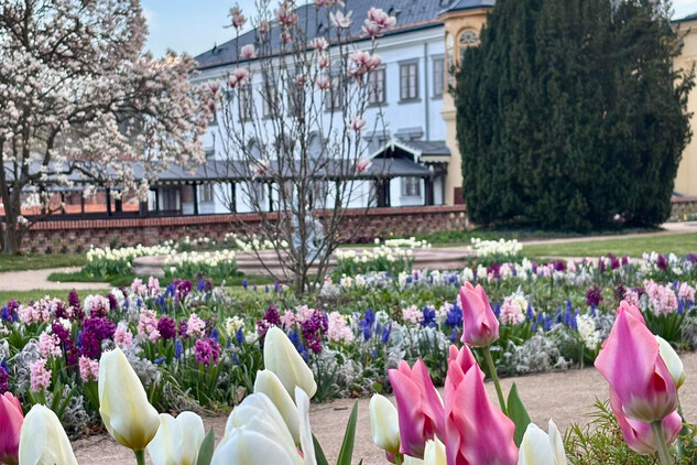 rozkvetlá zahrada zámku Lysice