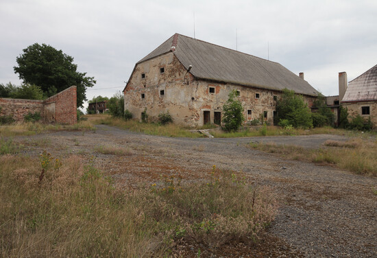 Grabštejn, bývalý zámecký hospodářský dvůr, srpen 2014 | © NPÚ, ÚOP v Liberci, foto Michael Čtveráček