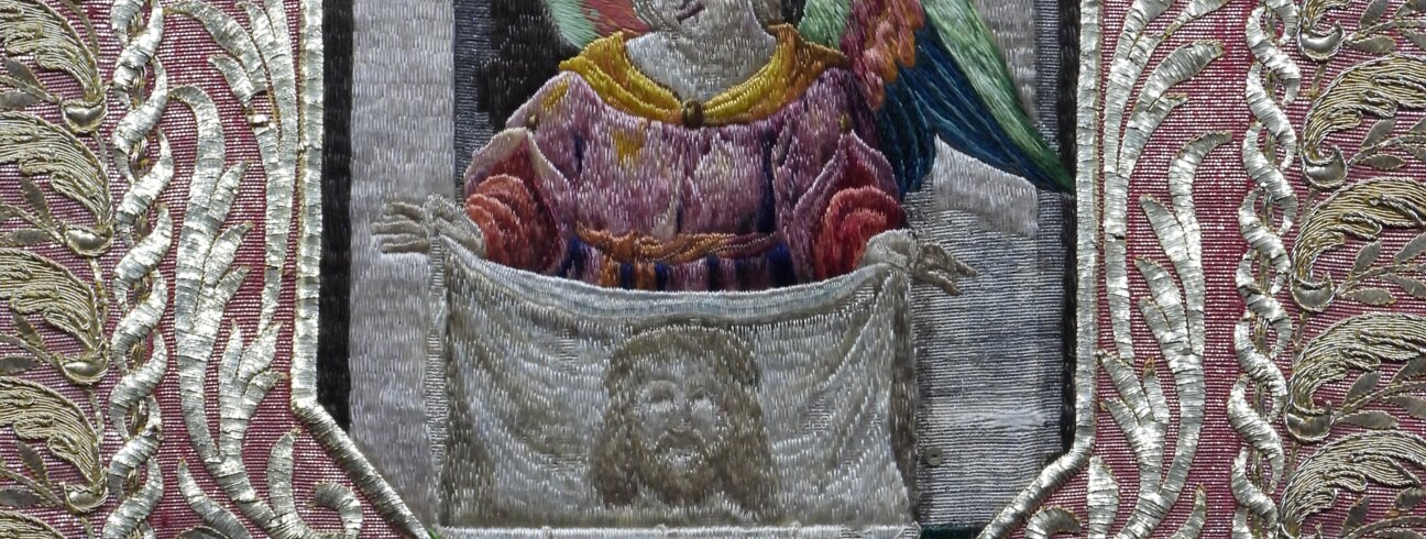 Detail výšivky slavnostní kasule z 19. století. Výstava NAKI, Olomouc, 2020 Detail výšivky slavnostní kasule z 19. století. Výstava NAKI, Olomouc, 2020