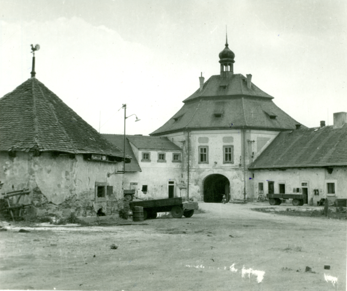 Hospodářský dvůr Hubenov (okr. PS), foto Pavlíková, 1960 Hospodářský dvůr Hubenov (okr. PS), foto Pavlíková, 1960