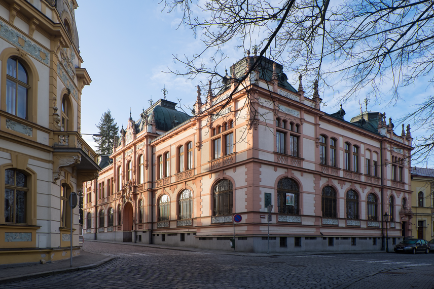 Klatovy, Vlastivědné muzeum Dr. Hostaše čp. 1/IV v Hostašově ul. V roce 2021 proběhla obnova fasád budovy za podpory Programu regenerace MPR a MPZ. (Foto Městský úřad Klatovy, Dana Šillarová, 2021) Klatovy, Vlastivědné muzeum Dr. Hostaše čp. 1/IV v Hostašově ul. V roce 2021 proběhla obnova fasád budovy za podpory Programu regenerace MPR a MPZ. (Foto Městský úřad Klatovy, Dana Šillarová, 2021)