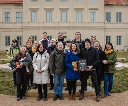 Tým, který se podílel na výzkumu a vyhodnocení nálezů z jímky a na vzniku publikace. Knihu drží hlavní spoluautoři knihy archeoložka Marcela Waldmannová a historik Jakub Krček. Foto T. Chlup, 2024. Tým, který se podílel na výzkumu a vyhodnocení nálezů z jímky a na vzniku publikace. Knihu drží hlavní spoluautoři knihy archeoložka Marcela Waldmannová a historik Jakub Krček. Foto T. Chlup, 2024.