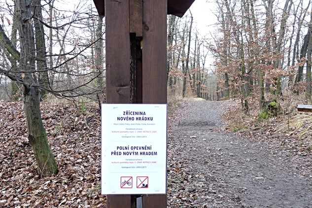 Výstražná cedule upozorňující na ničení reliktů obléhacího tábora u Nového hradu u Kunratic (foto V. Gut, 2021).