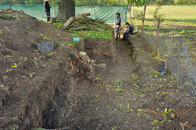 Záchranný archeologický výzkum při rekonstrukci rodinného domu na akropoli hradiště Praha-Královice, který proběhl na podzim roku 2024 pod vedením Pavla Taibla (foto P. Taibl, 2024).