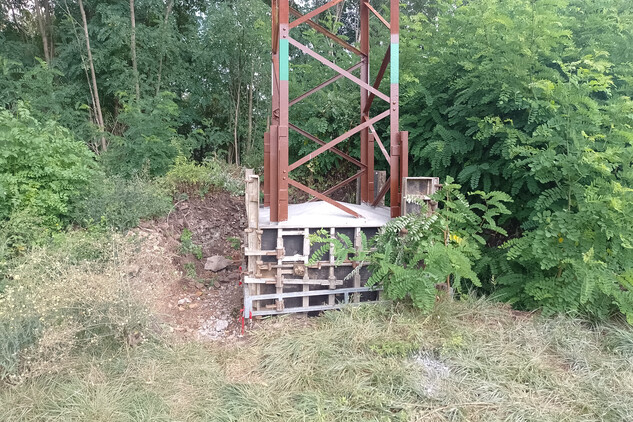 Stav po výměně patky sloupu vysokého napětí stojící přímo v tělese vnitřního valu hostivařského hradiště. Stavba byla provedena bez projednání s příslušnými orgány památkové péče, a tudíž i bez archeologického dohledu (foto M. Kapic, 2024).