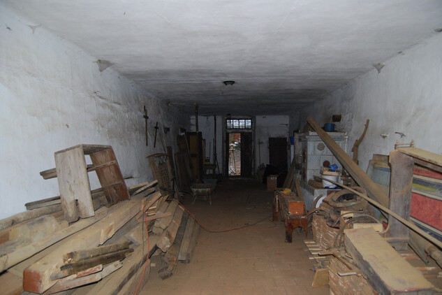Fara v Křeči, v okrese Pelhřimov - interiér, pohled do centrální chodby před započetím prací na obnově, foto M. Čermák