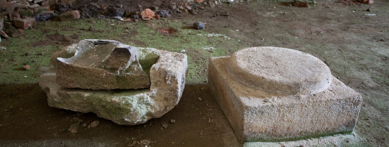 Interiér venkovské synagogy v Polici u Jemnice, stav před obnovou, kamenná patka sloupu v původním umístění a zbytky kamenných prvků (autor: Viktor Mašát) Interiér venkovské synagogy v Polici u Jemnice, stav před obnovou, kamenná patka sloupu v původním umístění a zbytky kamenných prvků (autor: Viktor Mašát)